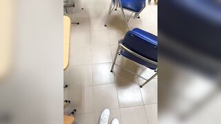 如今大学校园淫乱之风兴起，这是老师还是学生，教室里高潮喷水自慰，第二天好大的骚水味