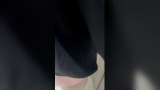 亲哥哥半夜帮我煮面吃，我蹲着吃她鸡巴