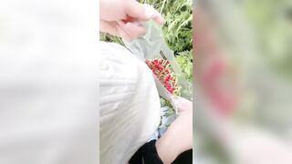 国庆采野果，老妈玉米地给我吹箫干逼，车里继续干喷水两次