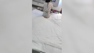 好兄弟夫妻来家里玩换妻游戏，两个媳妇换着操