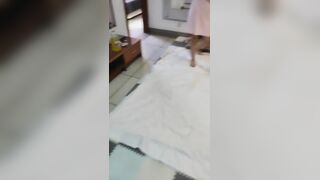 好兄弟夫妻来家里玩换妻游戏，两个媳妇换着操
