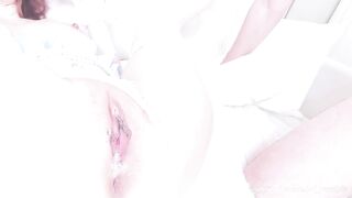 OF日本大眼萌妹 Yui Peachpie 用内射慰藉可爱女仆的潮喷白虎穴