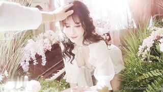 【onlyfans】极品绝色佳人 梦幻劲爆身材酥乳女神【辛尤里】完美爆乳美人鱼和科学勃士在有钢琴的花丛中啪啪，太有湿意了！