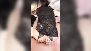 红高跟淫妻跪求老公鸡巴猛操，肥臀开裆裤骚穴湿透爽到天崩！