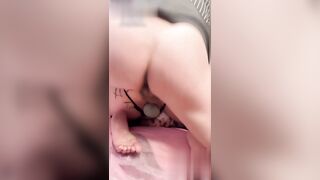 红高跟淫妻跪求老公鸡巴猛操，肥臀开裆裤骚穴湿透爽到天崩！