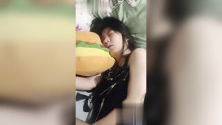 二次元嫩妹享受来自三次元的爱抚 大神迷奸二次元可爱妹子 微弱意识任意摆弄实在太顶了！