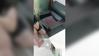 坦克熟女一边给女儿打电话一边被野男人狂操鲍鱼逼 身穿黑丝被射一屁股精！