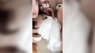 抖音26万粉丝网红小梅，粉丝群福利视频流出，超棒人妻道具自慰，丝袜摸穴骚气十足！