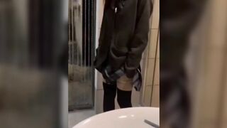 泉州医专JK眼镜妹『周晓彤』被男友调教跪舔楼道野战！