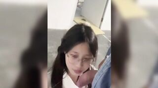 泉州医专JK眼镜妹『周晓彤』被男友调教跪舔楼道野战！