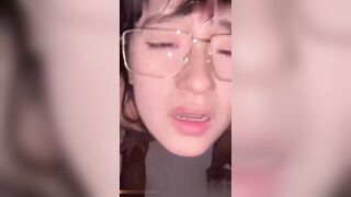 淫荡眼镜人妻躲门缝偷看老公双飞技师 不服输直接加钟叫俩男技师3P口爆狂欢！