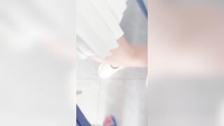 真实兄妹乱伦 爸妈厨房忙活时 哥哥客厅直接开干妹妹 口爆吞精后回房无套内射 刺激炸裂！