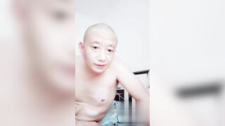 老牛吃嫩草 吃了还想搞 网黄主播爸爸的大宝子 现场直播光头大哥与闺女的不伦之恋！