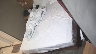 酒店近景宾馆大床房偷拍 眼镜男侧入单位少妇情人 爽完一块吃西瓜是真吃瓜呀