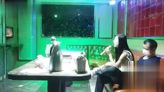重庆真实商务KTV偷拍 帝王选妃场面 一排美女任意君挑选 不是包厢里不能搞 而是你的小费不够高！