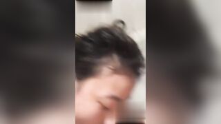 露脸调教双乳头骚母狗 黄色蜡烛滴满乳头和双臀 最后再满脸期待地接受主人圣水的洗礼
