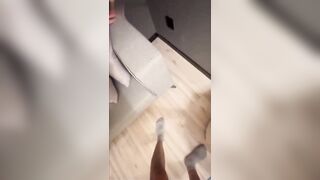 【姐弟乱伦-强上会喷水的亲姐姐】给姐姐舔脚舔穴内射，对白刺激