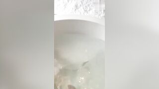 【海角乱伦】『善良的小嫂子』乱伦新作和嫂子鸳鸯浴被操喷被路人看见好像拍照了
