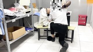 【真实乱伦】舅妈边跟同事开会边给我足交