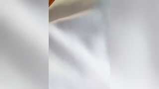 儿子精虫上头，捧着丰满骚妈的大奶子乱啃，熟女的肉体着实让人着迷