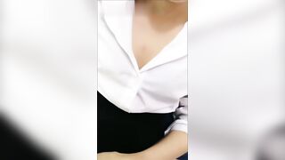 国产学生放学尾随老师师生探索身体的奥秘 ，二人忘我的享受身体碰撞带来的快感。师生乱伦，突破禁忌，用身体诠释欲望