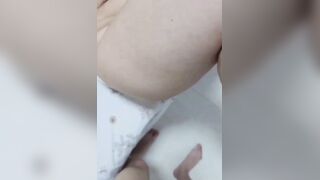 大哥外出打工，巨乳嫂子穿睡衣色诱，见面后迫不及待内射，大哥也没想到一向勤俭持家的嫂子会背着大哥有如此浪荡的一面。