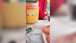 妈妈的逼腥但不臭舌头深入妈妈的花蕊，贪婪地吮吸着 真实乱伦系列