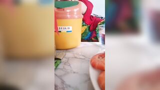 妈妈的逼腥但不臭舌头深入妈妈的花蕊，贪婪地吮吸着 真实乱伦系列