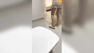 妹妹发烧后企图自慰给自己降火，没想到哥哥反手掏出鸡巴给妹妹打针哥哥一时分不清妹妹是发烧还是发骚！