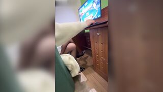 姐弟乱伦 会喷水的亲姐姐-网吧里跳蛋调教姐姐直接在厕所打炮，水汪汪骚穴玩喷尿又湿又滑后入内射