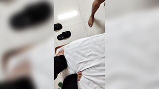 带着我的朋友一起和我的小姨玩，小姨直呼太爽了 小姨的身体敏感多汁，被我们轮番挑逗，她淫语不断