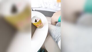 淫荡继母工作回来，让我给她放松一下，本来以为是帮她按摩，没想到继母说的放松一下，竟然是让她高潮！