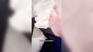 真实乱伦原创 翻我妹手机居然发现跟别的男生发自己的嫩逼照？气的我绿帽感上头又一次强迫内射了她