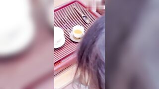 真实乱伦原创周末带妹妹去茶馆喝茶，旗袍应景化身母狗茶艺师小小年纪就有着淫荡的骚逼，直接按在桌子上长屌直捣嫩穴，看着精液流出心满意足