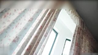 真实乱伦现场 精壮小伙和骚逼亲妈趁父亲不在从厨房干到卧室直接无套内射