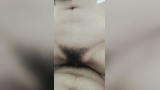 真实家庭乱伦 傻弟弟勾引亲嫂子 她那丰满的身体在弟弟的挑逗下扭动，发出迷人的呻吟