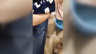 真实家庭乱伦 儿子精虫上脑操亲妈 被儿子凶猛的冲刺所征服