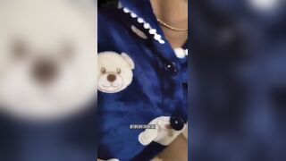 真实家庭乱伦 儿子精虫上脑操亲妈 被儿子凶猛的冲刺所征服