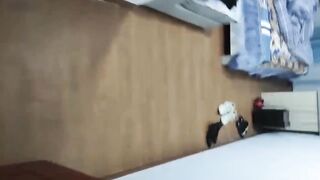 真实家庭乱伦 媳妇打电话殊不知我正在操她妈 我继续猛烈地抽插岳母，让她不要出声，她却一边被我干，一边偷笑