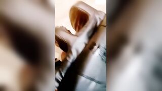 真实家庭乱伦 淫荡的母女俩被儿子爆操 粗暴地征服她们，将自己的欲望和力量灌注到她们的身体中