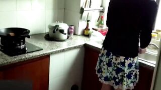 绿帽绿奴绿乌龟淫妻乱伦换妻！国产乱伦剧情儿子趁中午妈妈做饭直接后入