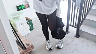 连体丝袜性感骚妈楼道发情，直接用邻居的门自慰，被大屌亲儿子干到高潮内射