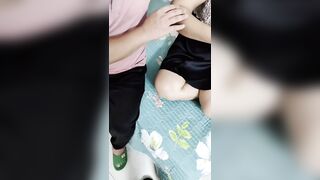小姨被我的朋友给搞舒服了，今天主动约我和好朋友一起操她，猛插她的骚穴
