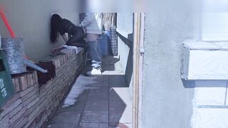 带着骚妈露天大院做爱，又在灶台上高潮，还把精液都弄到了锅里给大家品尝