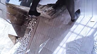 带着骚妈露天大院做爱，又在灶台上高潮，还把精液都弄到了锅里给大家品尝