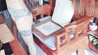 带骚妈办公室暴露，直接内射老妈，在尿到老板的水壶里，给老板也尝尝鲜