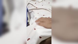 我的表姐是个骚货，当着表姐夫的面和我眉来眼去，上个厕所都要偷偷跑来给我吃鸡鸡。
