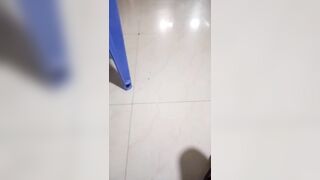 我的表姐是个骚货，当着表姐夫的面和我眉来眼去，上个厕所都要偷偷跑来给我吃鸡鸡。