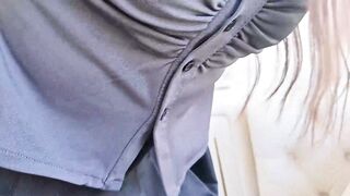 老爸还在门口等电梯，老妈就跪在门口给我吃鸡吧，对着老爸跪在儿子前面被儿子内射