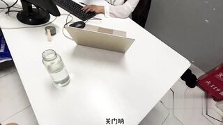 骚逼老妈带狗尾巴楼顶暴露，被儿子要求学狗爬，被人发现了，还在楼道故意做爱给她看